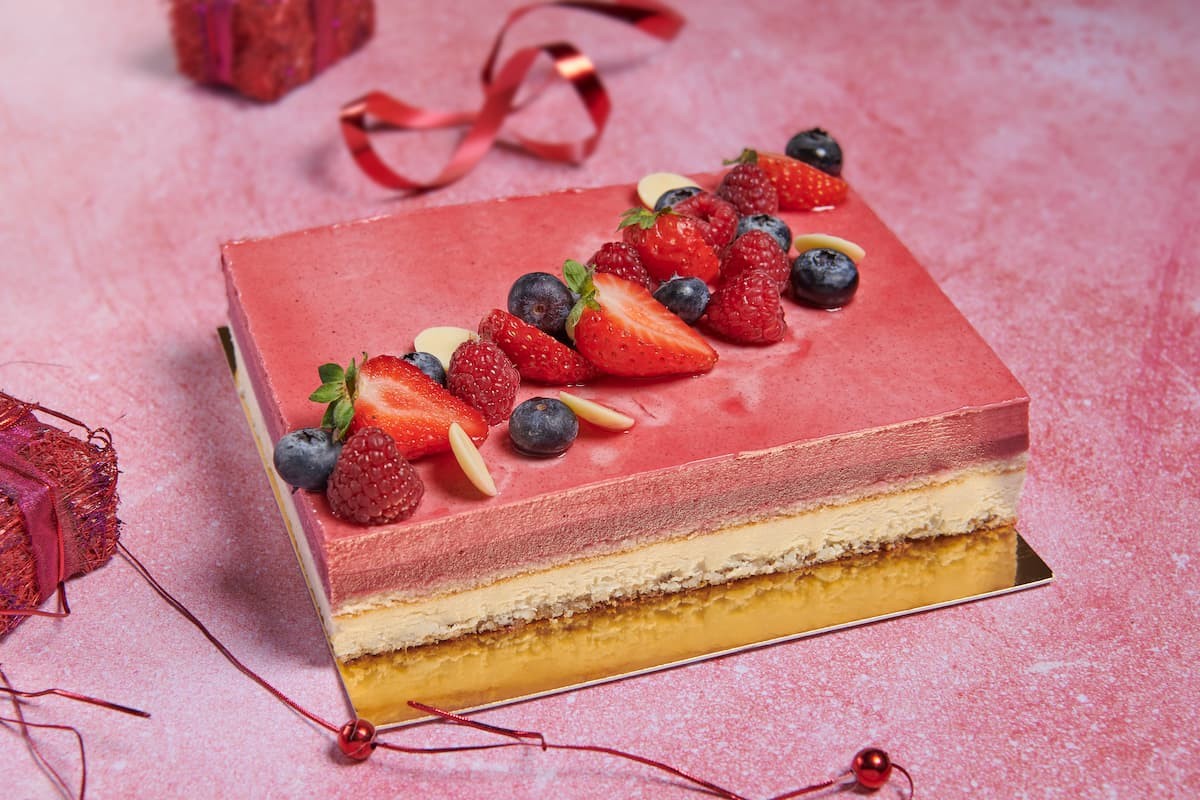 Gâteau aux Fruits Rouges et Chocolat Blanc : L'Harmonie Parfaite de Saveurs Fruitées et Crémeuses