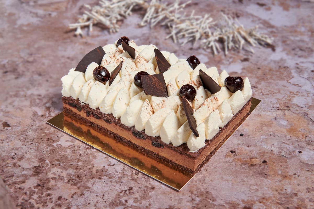 Gâteau Forêt Noire : L'Indémodable Délice aux Cerises et Chantilly