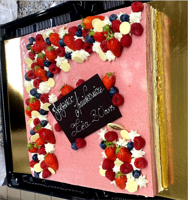 Plaque d'Anniversaire Personnalisée : Une Touche Gourmande pour Votre Gâteau - Délices & Planches